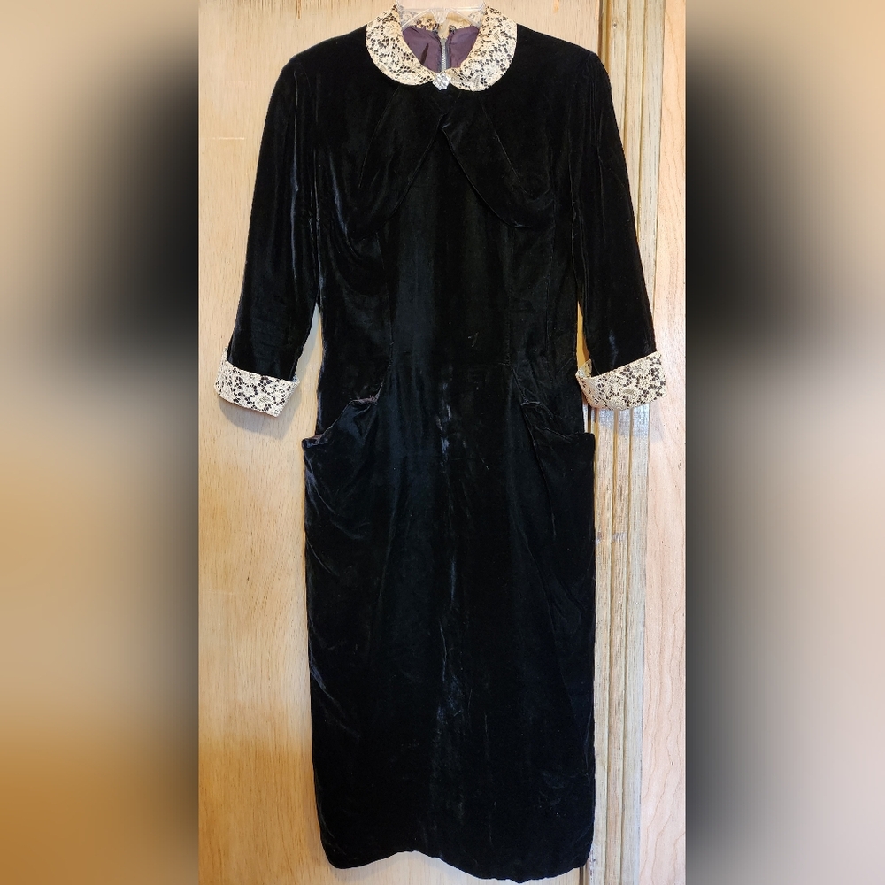 Vtg 50s Black Velvet Dress Handmade Womens Small Lace Collar Cuffs Rhinestones